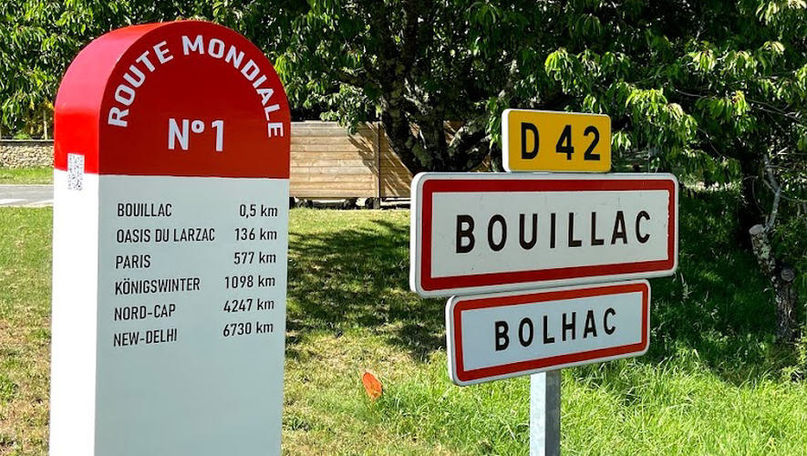 La borne de la Route mondiale était placée près de l'aire de camping-car de Bouillac.