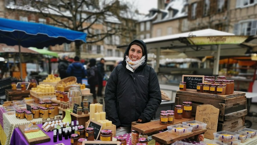 Sur son stand situé place du Bourg, Noëlle Derambure propose du miel (en pot ou en rayon), du propolis (brut ou en spray), des bougies et aussi du savon fabriqué à façon. 