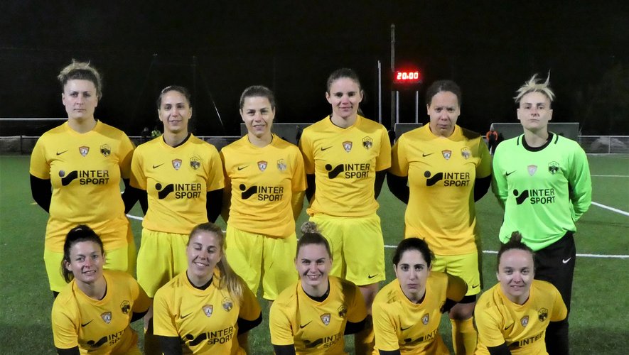 L’équipe féminine avec leur maillot offert par Intersport.