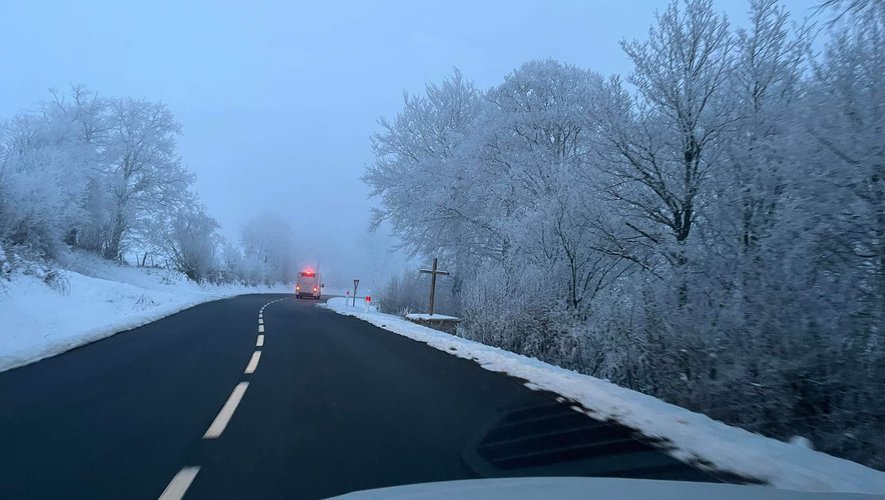 Si les conditions de circulation sont normales comme ici sur la D29 entre Ségur et Agen-d'Aveyron, attention aux fines pellicules de neige dans de nombreux secteurs du département.