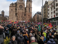 Les manifestants venant de tout l'Aveyron se rassemblent par milliers sur la place d'Armes.