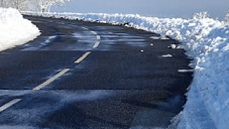 Des plaques de neige en hauteur et du verglas localisé font de la résistance. Soyez vigilant sur la route.