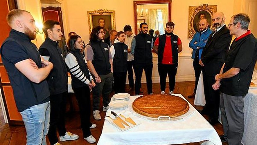 Sept jeunes apprentis en pâtisserie à la Chambre des métiers ont offert leurs galettes au préfet.