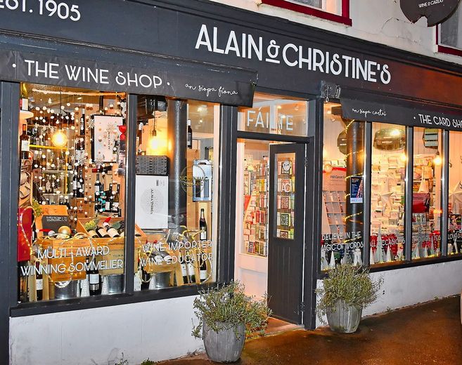 Devant la boutique Alain & Christine’s Wine & Cards, installée à Kenmare, dans ce joli village côtier du comté de Kerry, en Irlande.