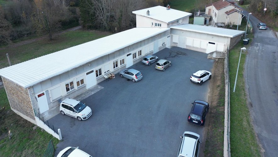 L’ancienne école de Combettes a été rénovée,ici photographiée par drone, avec un parking agrandi.