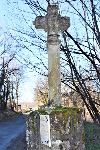 Sur la route de Saint-Côme, la croix de Saint-Hilarian marque le lieude passage du saint.