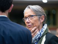 La Première ministre fait un pas vers le camp des Républicains en revoyant la question des carrières longues.
