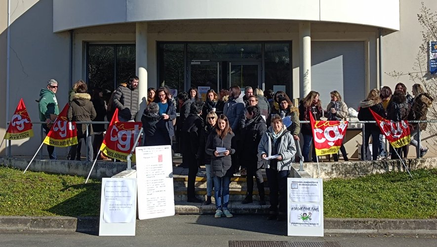 Les grévistes rassememblés devant la Maison des solidarités.