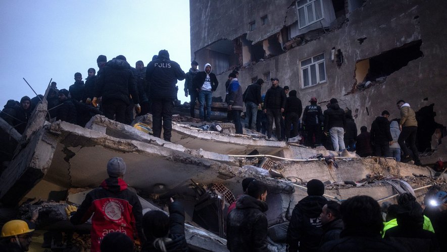 De nombreux bâtiments se sont effondrés sur eux-mêmes en Turquie.