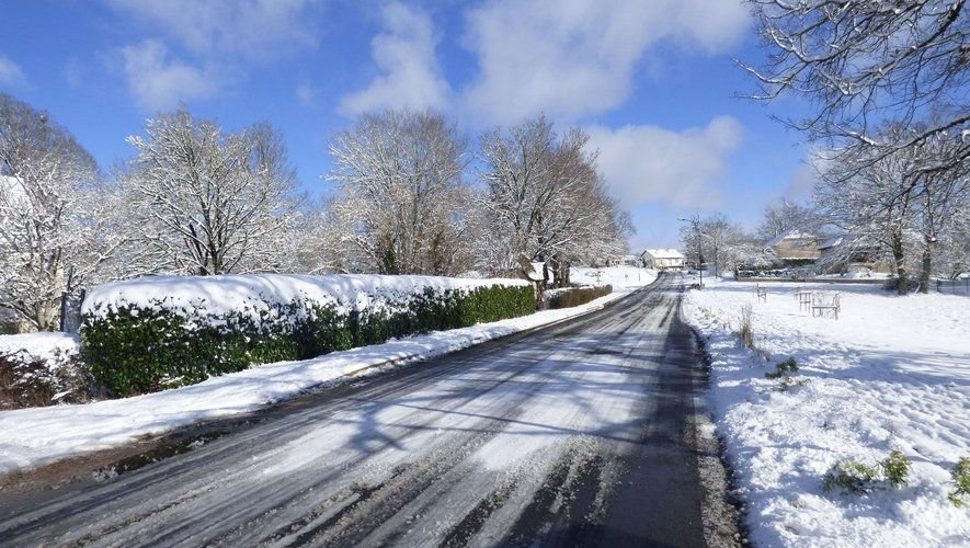 Certaines routes du nord Aveyron présentent encore des plaques de neige ce lundi matin.