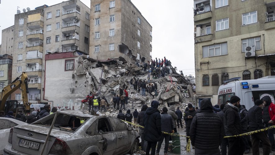 Des centaines de personnes coincées sous les immeubles effondrés.