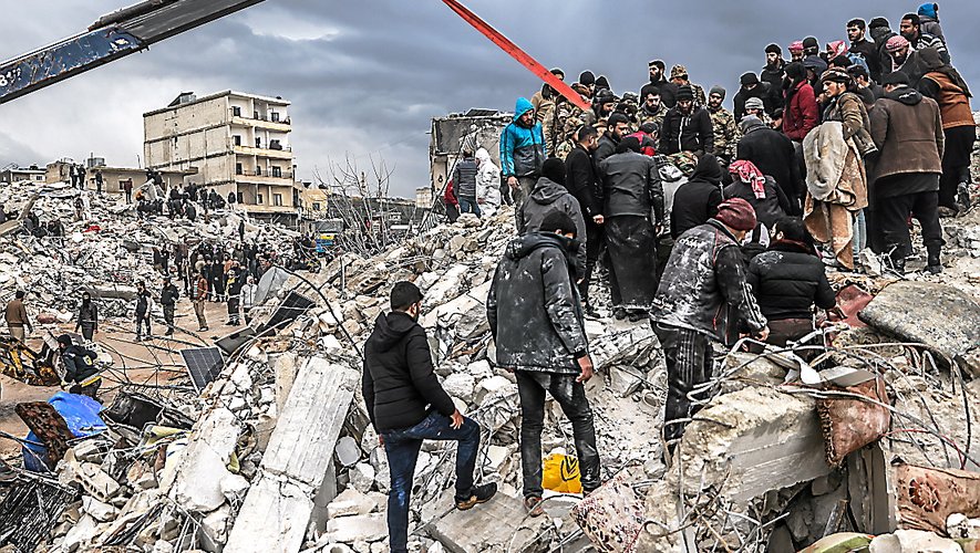 A Harem en Syrie, les secouristes et les habitants dans les décombres à la recherche de survivants.