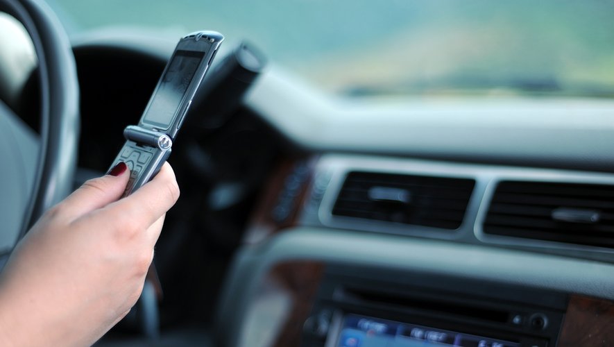 Téléphoner ou utiliser son portable au volant, une conduite à risque.