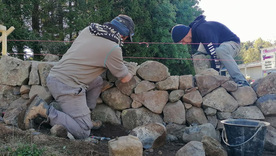 Construction d’un muren pierre sèche à Nasbinals.