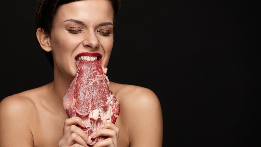 Les "meatfluenceuses" veulent faire croire que la consommation de viande aiderait à combattre le surpoids, la dépression ou encore l'acné.
