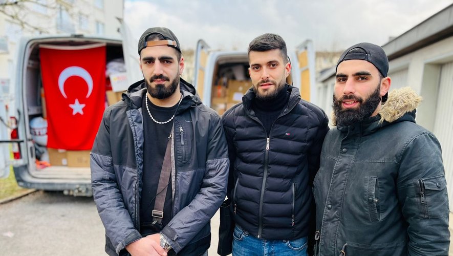 Kemal Okul, Ali Sarican et Yusuf Akbas devant les 2 camions à Onet : "Allah ragzi olsun herkezden" (merci à toutes les personnes qui ont participé).