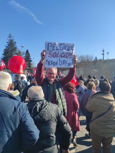 Le mouvement social français ne laisse pas insensible certains citoyens belges, à l'instar de ce clin d'oeil de solidarité brandi dans le cortège ruthénois.