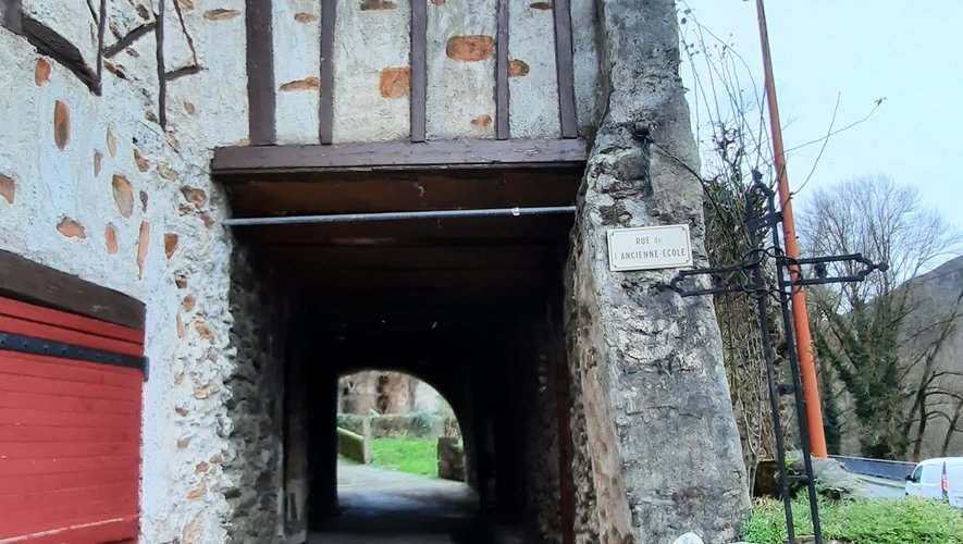 Cette porte d’entrée fortifiée qui menait à l’ancienne école.