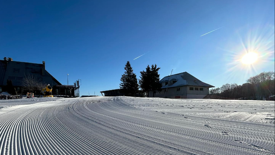 Les stations de ski de l'Aubrac devrianet garder leurs pistes enneigées pour les vacances de février.