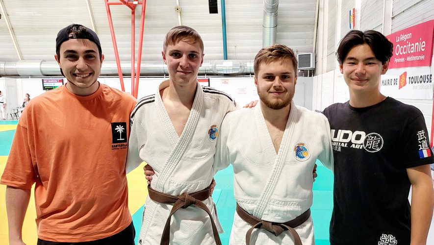 Arno Moysset et Julien Canet, entourés par leurs copains judokas.