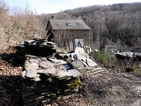 Le domicile de Georges Meichler, situé dans un bois entre Brasc et Coupiac, n’est pas accessible en voiture. Des parties de son corps y auraient été retrouvées en fin de semaine dernière. Mais impossible à ce jour de dire si le meurtre a été commis ici…