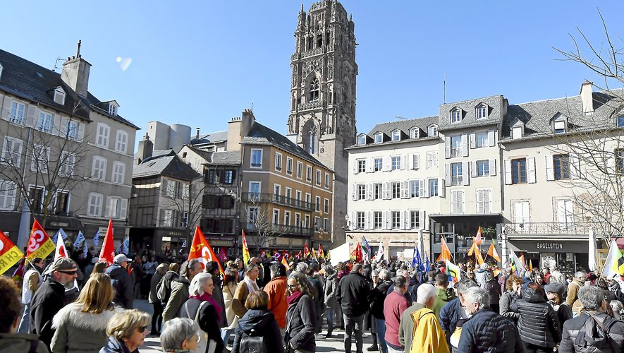 Partie de la place de la Cité, la manifestation organisée ce jeudi 16 février à Rodez s'est achevée place de la préfecture.  