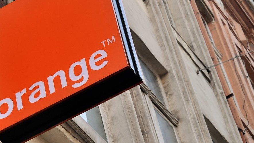 Les tarifs augmentent à leur tour chez Orange. Les clients devront payer leur forfait mobile plus cher dès le mois d'avril 2023. 