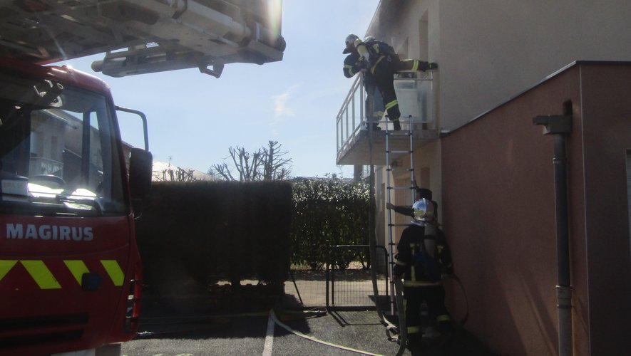 A leur arrivée, les sapeurs-pompiers ont utilisé leur échelle pour accéder à l'appartement situé au 1er étage.