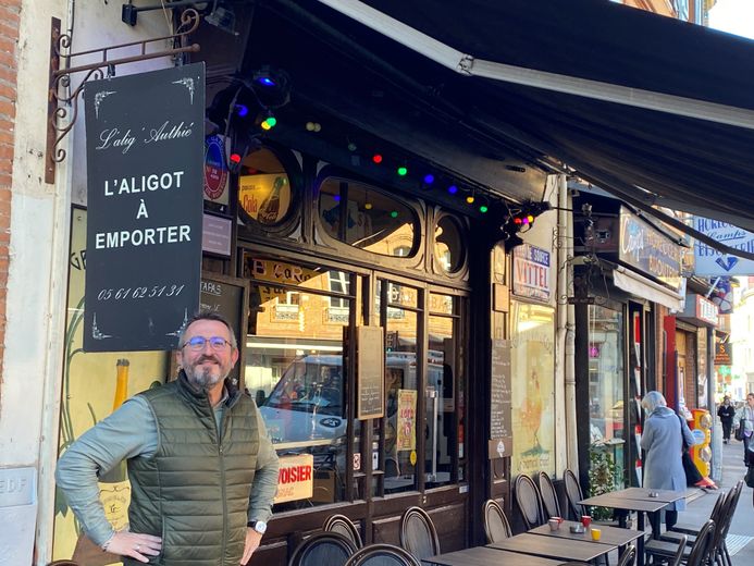 Pascal Rouchy devant le café Authié, "sa cantine aveyronnaises", non loin de ses bureaux toulousains.