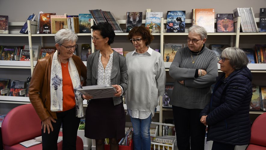 Suzette Viarouge aux côtés de Zina Dali et des bénévoles de la bibliothèque.