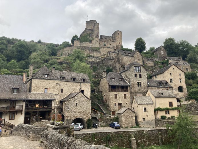Située entre Villefranche-de-Rouergue et Rodez, Belcastel représentera l'Aveyron.