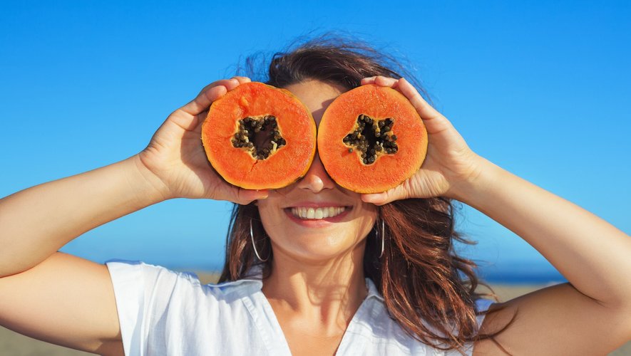 De plus en plus présente en cosmétique, la papaye possède des propriétés antioxydantes et exfoliantes, incontournables pour la peau.