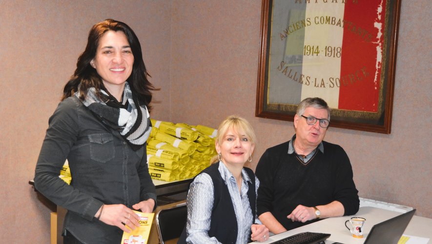 Annabel Girou, debout sur la photo, aux côtés des élus lors de la distribution des sacs jaunes.