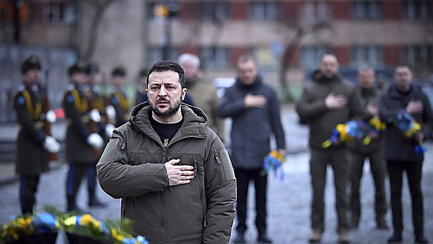 Volodymyr Zelensky, le 11 janvier 2023, à Lviv, rend hommage à ses soldats tués.	 
