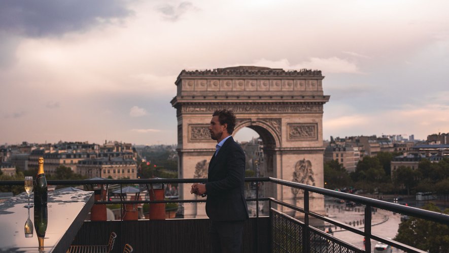 Adrien Dallançon, sur une terrasse parisienne au pied de l'Arc de Triomphe, l'un des sites dénichés par son équipe pour "faire rêver les invités".