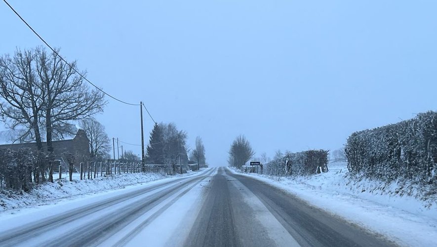 Les paysages et la route sont couverts de neige près de Baraqueville ce lundi matin.