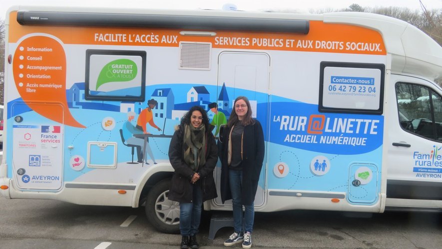 Sous la forme d'un camping-car aménagé, la Rur@linette accueille deux animatrices France services qui vont à la rencontre des Aveyronnais.