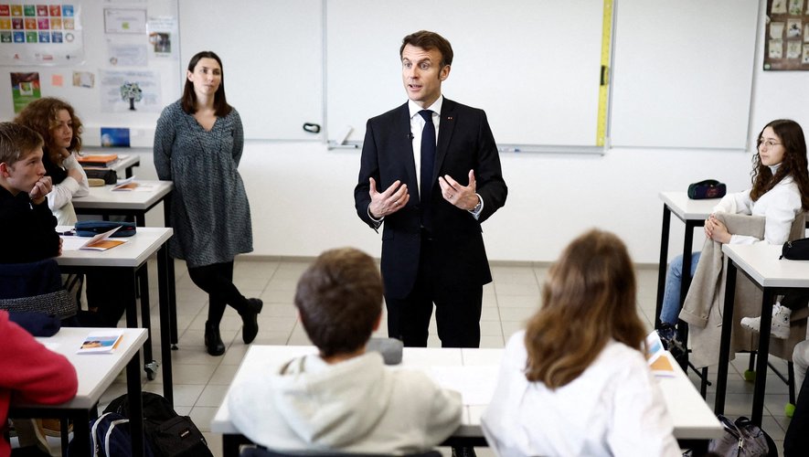 Emmanuel Macron a fait cette annonce lors d'un déplacement dans un collège de Jarnac.