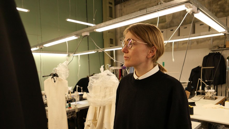 La créatrice ukrainienne Lilia Litkovska présente sa nouvelle collection ce 1er mars lors de la Paris Fashion Week.