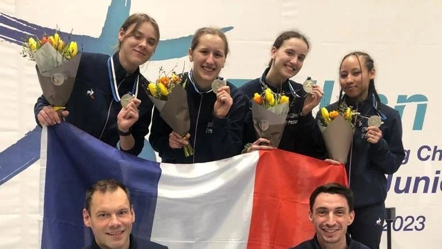La Ruthénoise Juliette Baudinot (tout à gauche) et l'équipe de France M20 lors du podium du championnat d'Europe à Tallinn (Estonie), mardi 28 février.