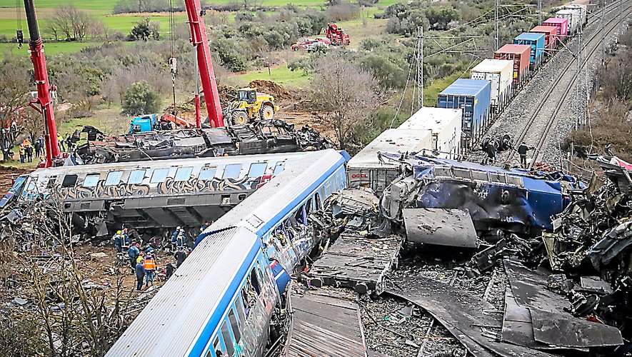 Une terrible collision entre un convoi de marchandises et un train transportant 350 passagers. 