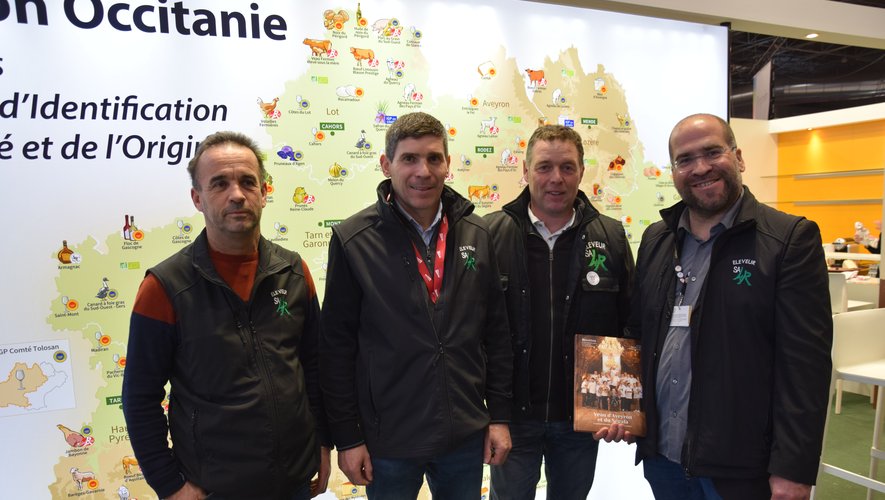 Joël Clergue (à droite), le président de la SA4R, est venu avec d’autres éleveurs pour représenter le veau d’Aveyron. 