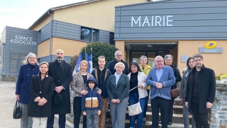 Rencontre à Ségur pour le préfet de l'Aveyron accueilli par le maire Gilles Plet, son équipe et une famille ukrainienne.