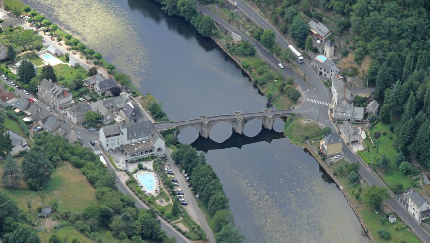 Le pont d’Entraygues,lieu de rencontres pour tisser du lien au fil de l’eau.