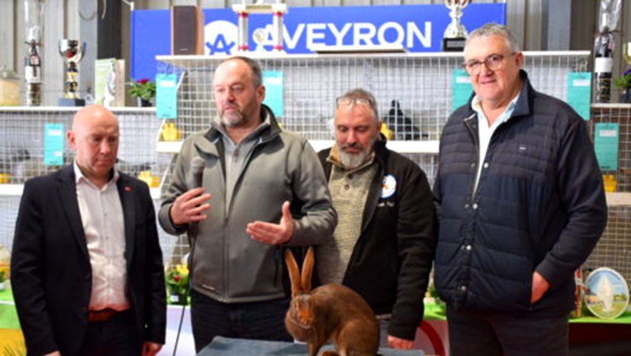 Jean-Marie Kappes remporte le prix du meilleur lapin lièvre belge.