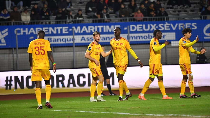 Les Ruthénois ont célébré à Niort leur premier succès en Ligue 2 de l'année.