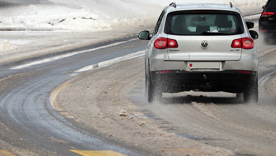 Des routes blanches sont à prévoir dans les départements du Nord et du Pas-de-Calais. Dans son bulletin, Météo France précise que la neige pourrait "être assez lourde".