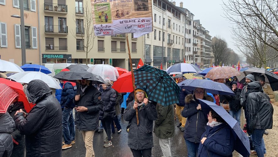 Malgré la pluie qui tombe à Rodez et en Occitanie, la mobilisation est très suivie ce mardi.