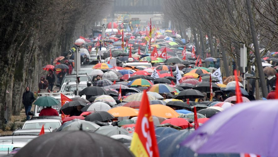 Une foule de parapluies a envahi les artères du centre-ville de Rodez.