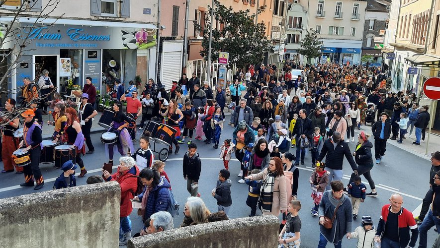 Le long cortège composé d’enfants mais aussi d’adultes et animé en musique a remonté la rue Cayrade dans une ambiance festive pour rejoindre Le Laminoir.